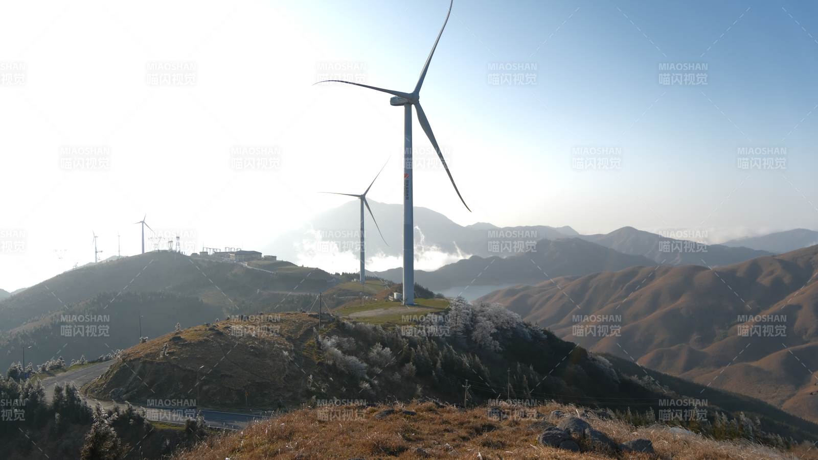 山间风车迎风转图片