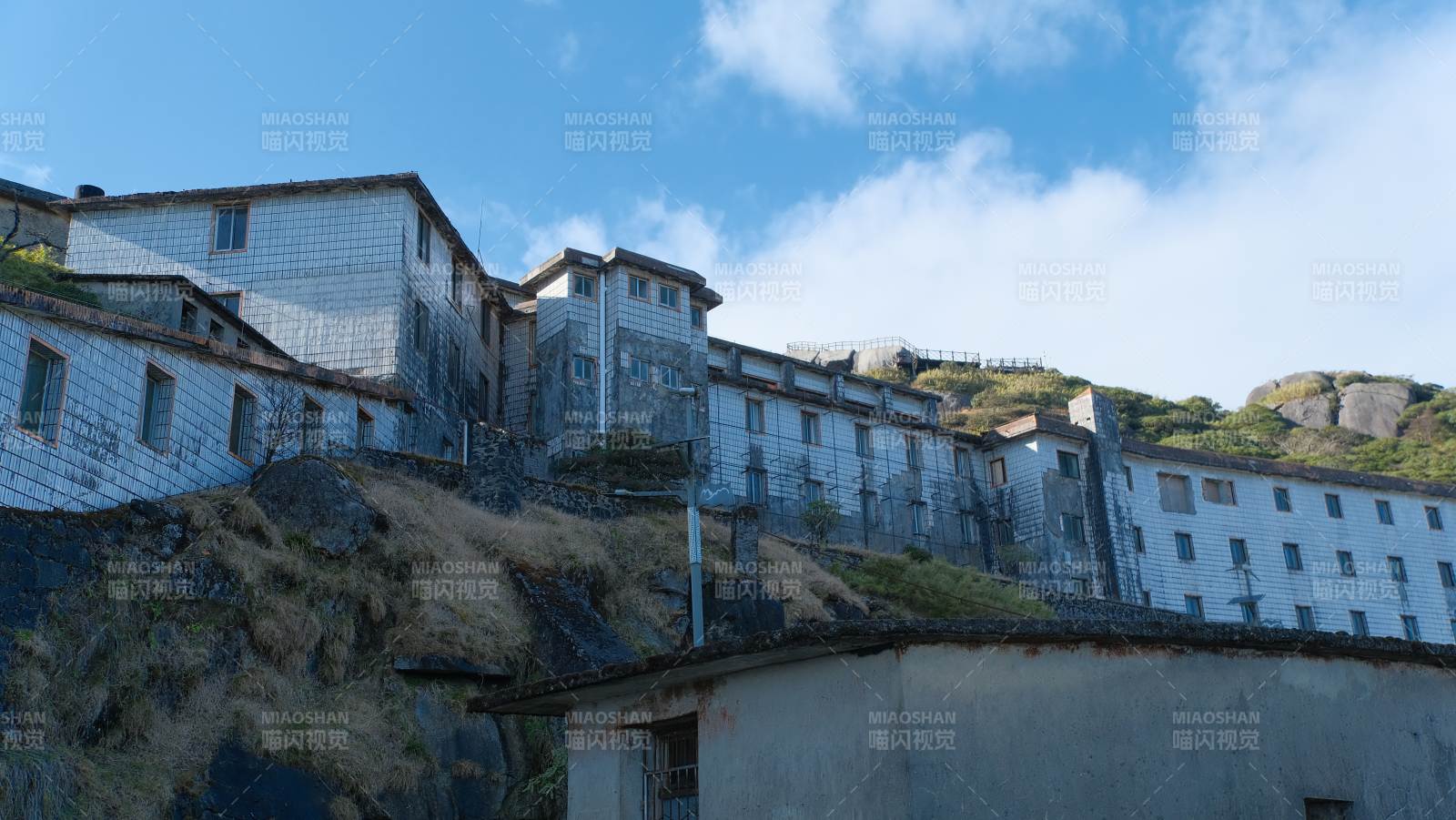 山间老屋群落图片