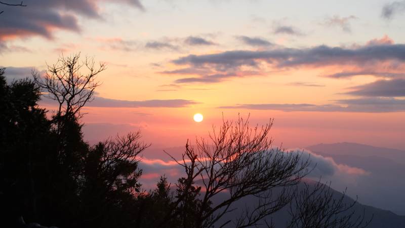 山巅日落云海图片