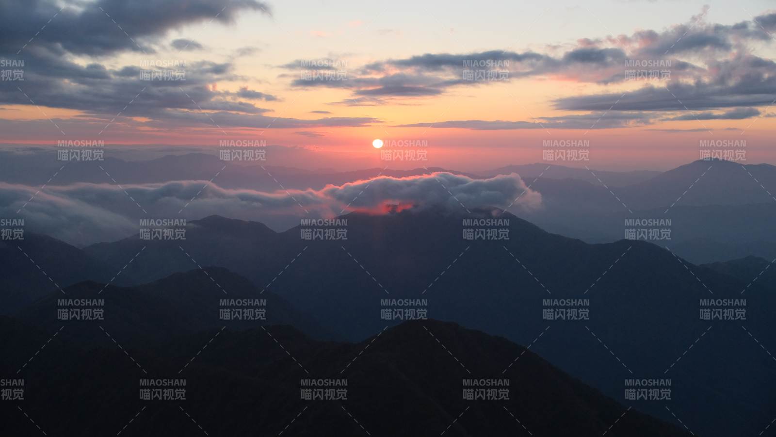 桂林猫儿山山巅日出云海图片