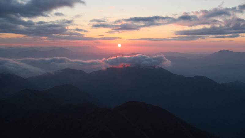 桂林猫儿山山巅日出云海图片