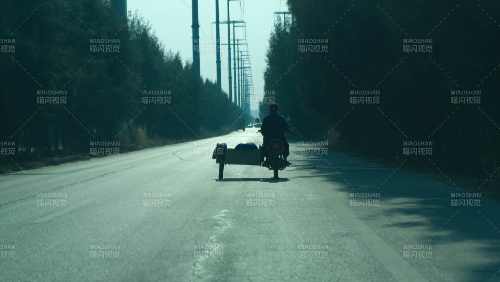 公路骑行者图片