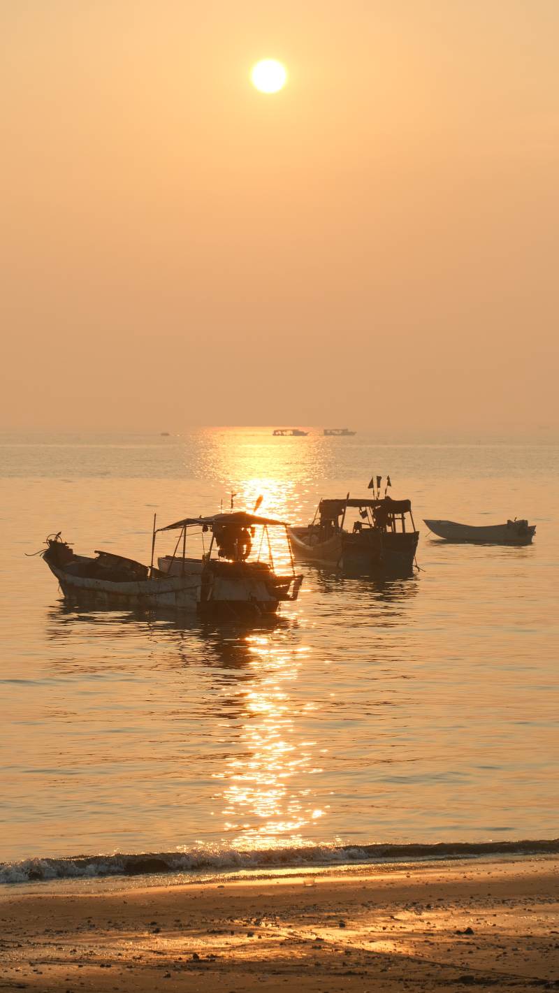 夕阳下的渔船静泊图片