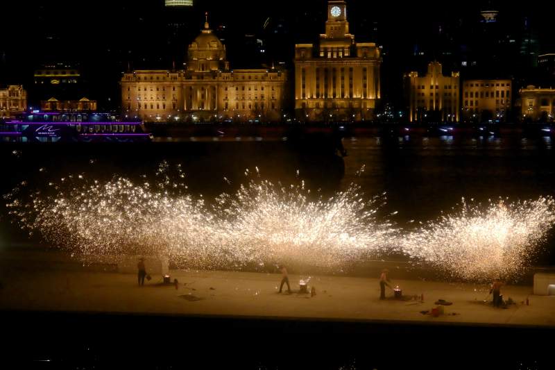 陆家嘴夜景下的打铁花图片