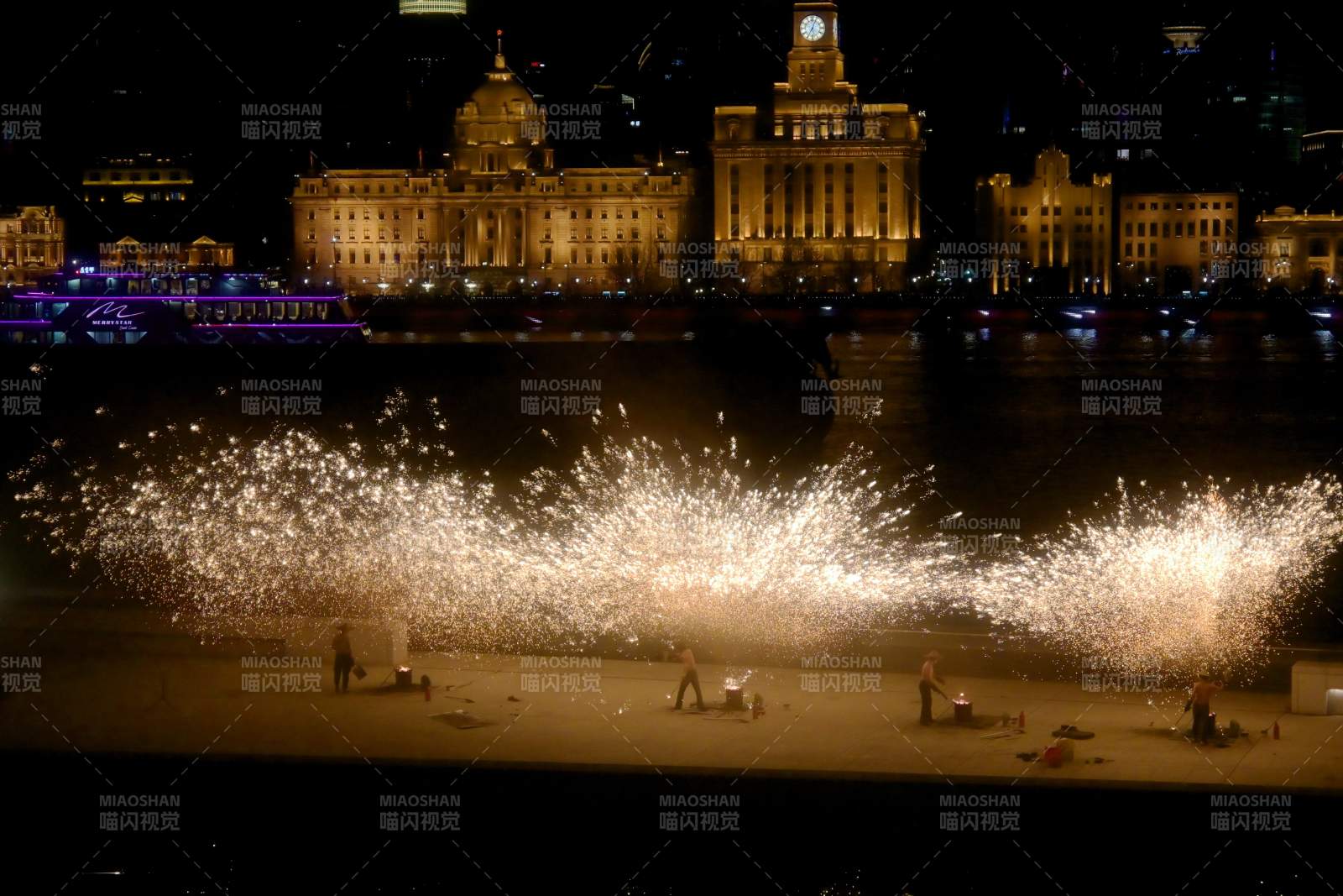 陆家嘴夜景下的打铁花图片