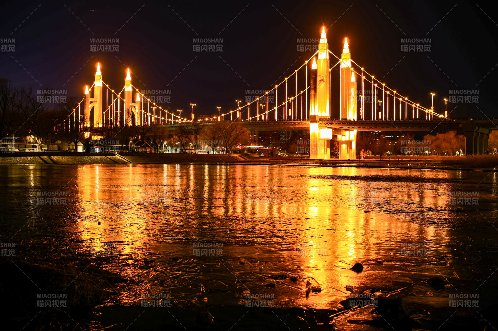 北京昌平南环大桥夜桥灯火映水图片