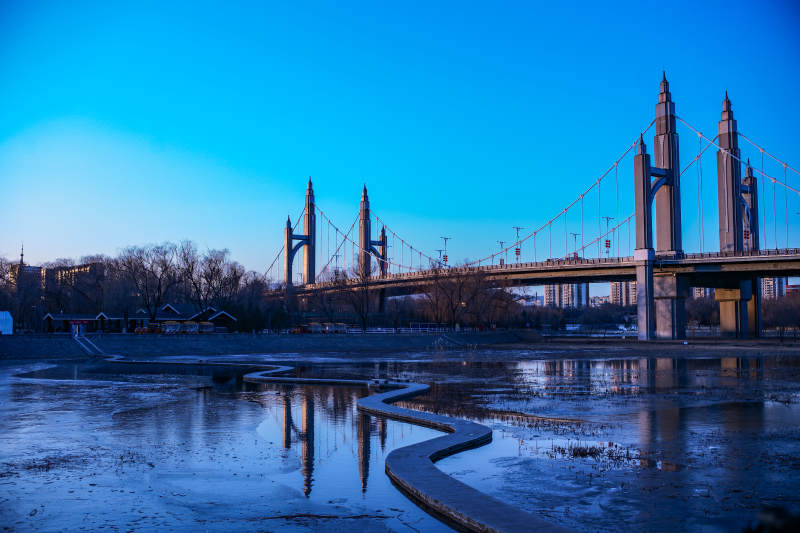 北京昌平南环大桥桥影映水天图片