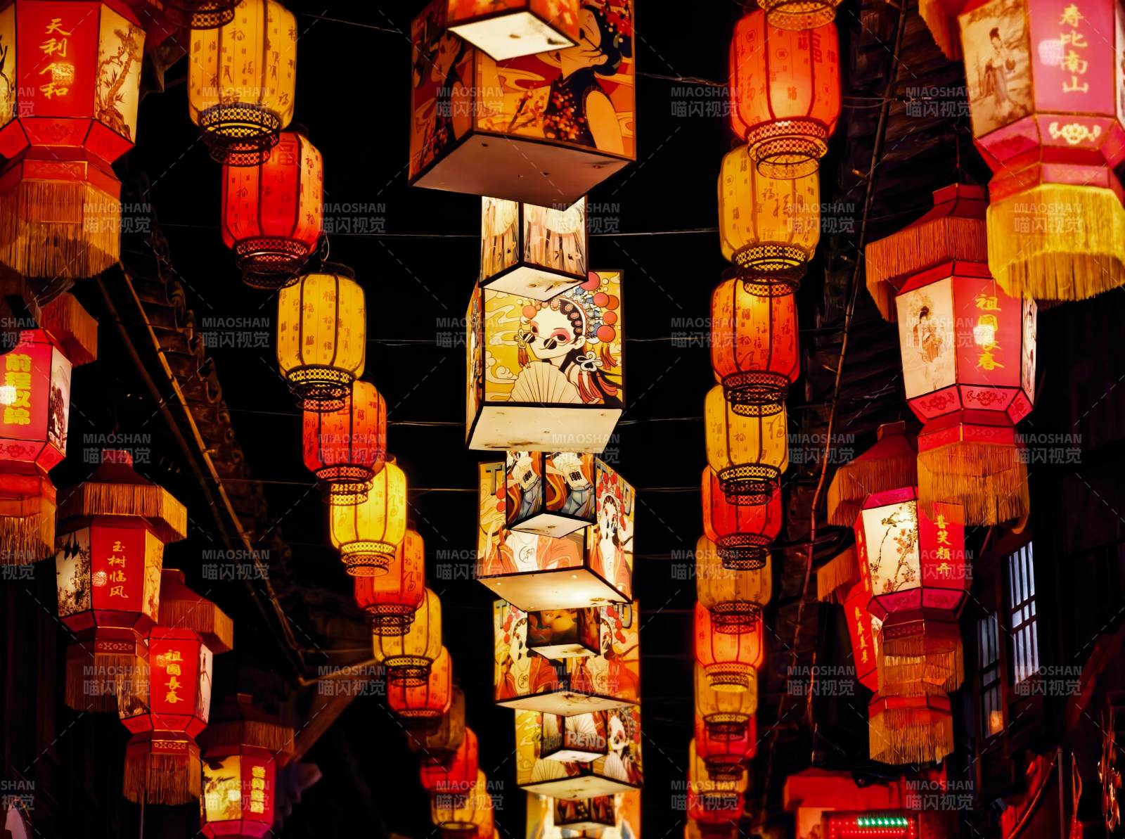 灯笼高挂夜市街图片