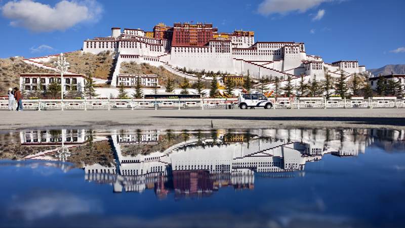 布达拉宫倒影图片