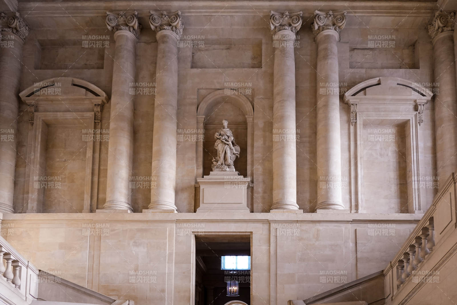 法国巴黎凡尔赛宫的科林斯柱廊与中央雕塑图片