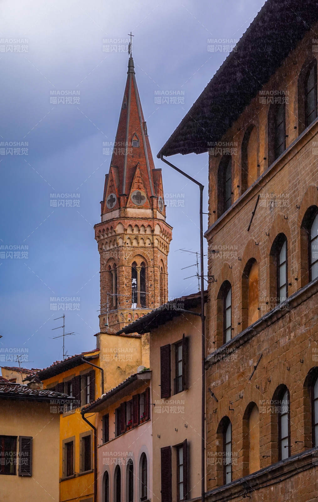 意大利佛罗伦萨雨中的钟楼图片