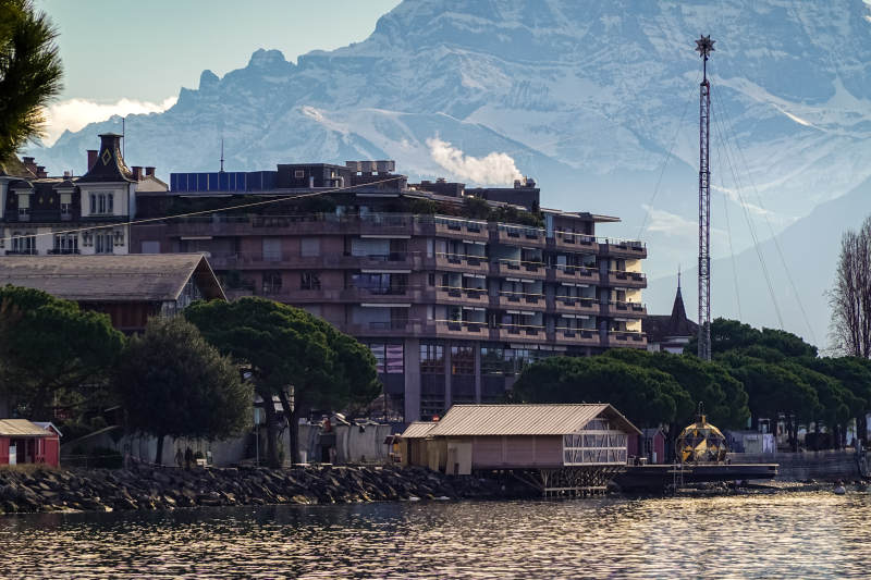 瑞士蒙特勒湖畔雪山城市风光图片