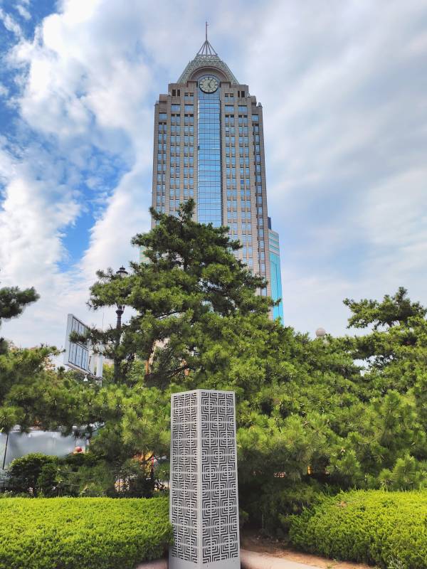 青岛高楼建筑绿树映蓝天图片