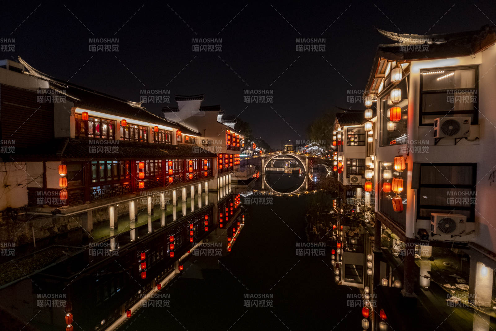 上海七宝老街的夜色水乡灯火璀璨图片