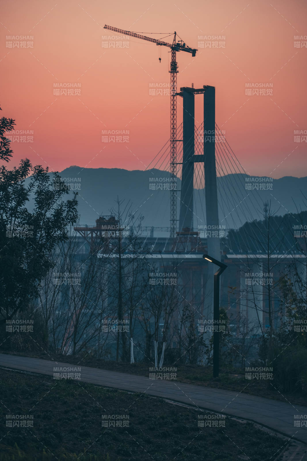 夕阳下的重庆大桥建设图片