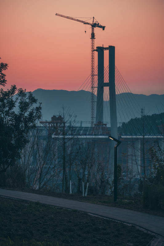 夕阳下的重庆大桥建设图片