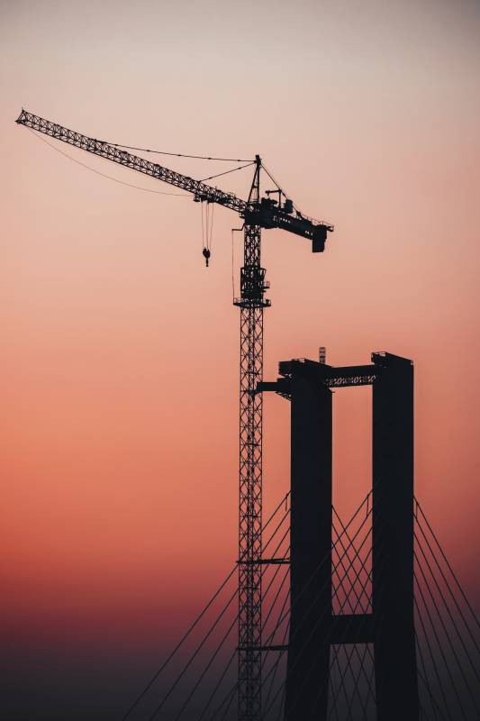 夕阳下的重庆大桥建设剪影图片