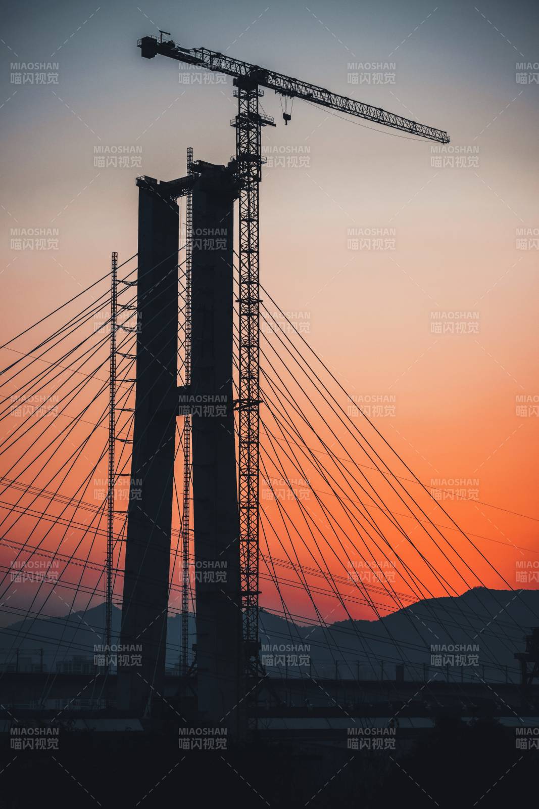 夕阳下的重庆大桥建设图片