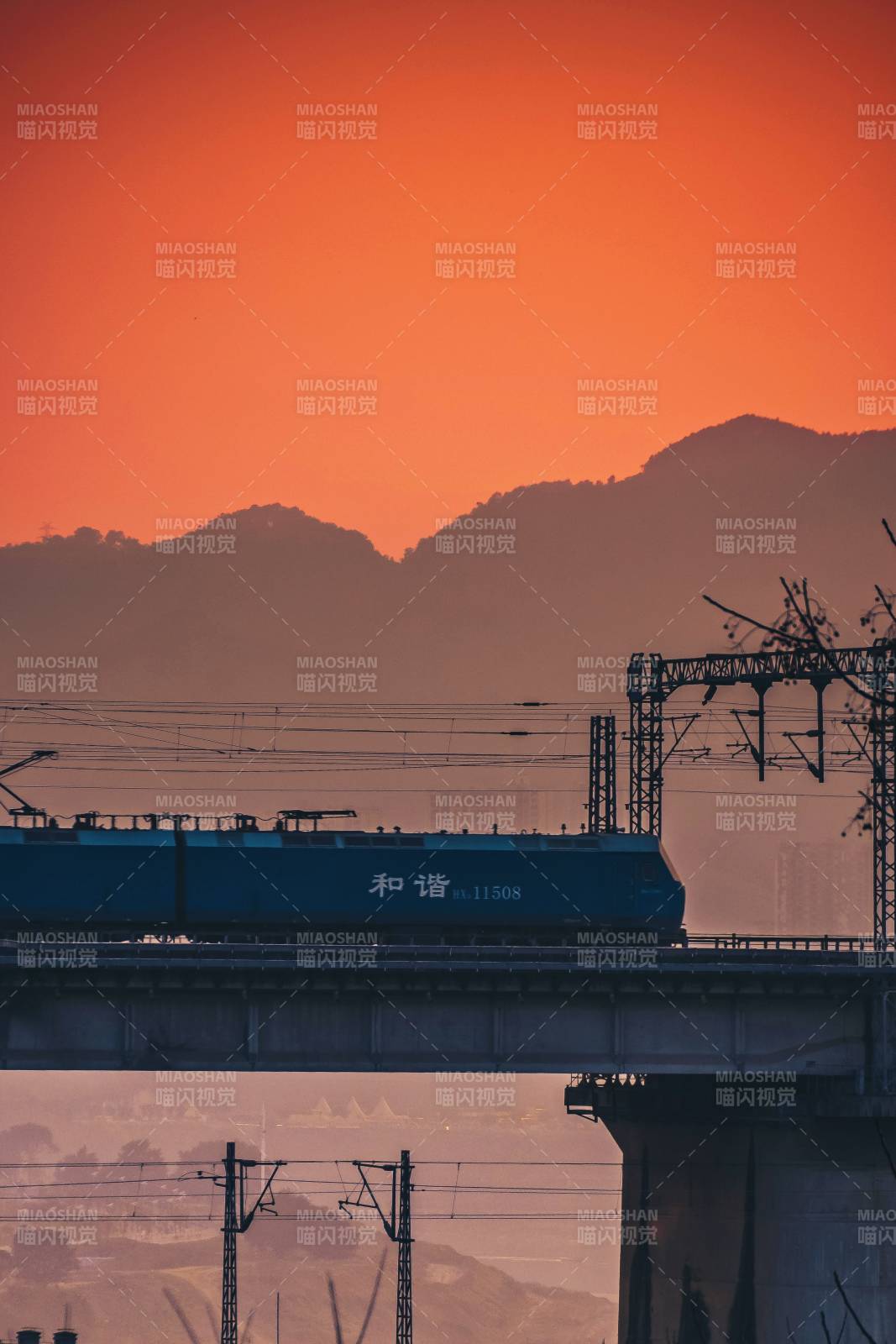 橙霞映铁龙图片