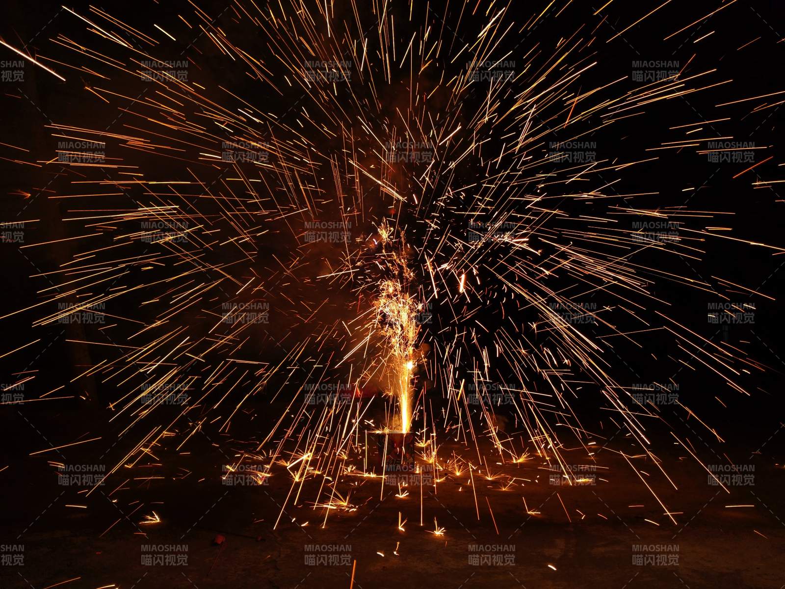 篝火飞溅夜景图片