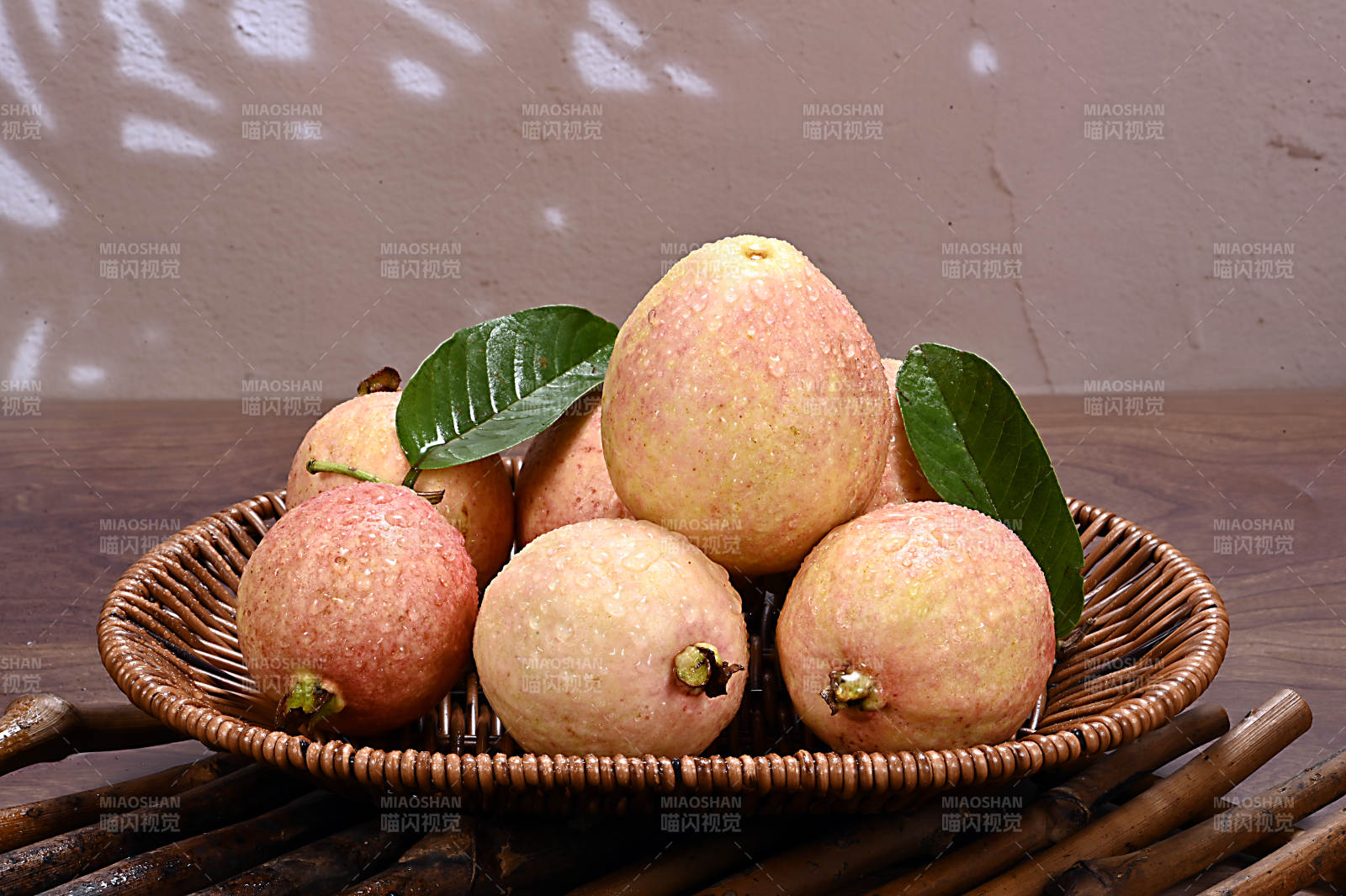 浆果多肉营养丰富的热带水果番石榴图片