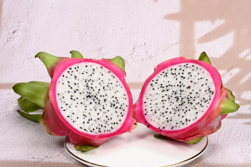 口感香甜爽口多汁的热带水果火龙果特写图片