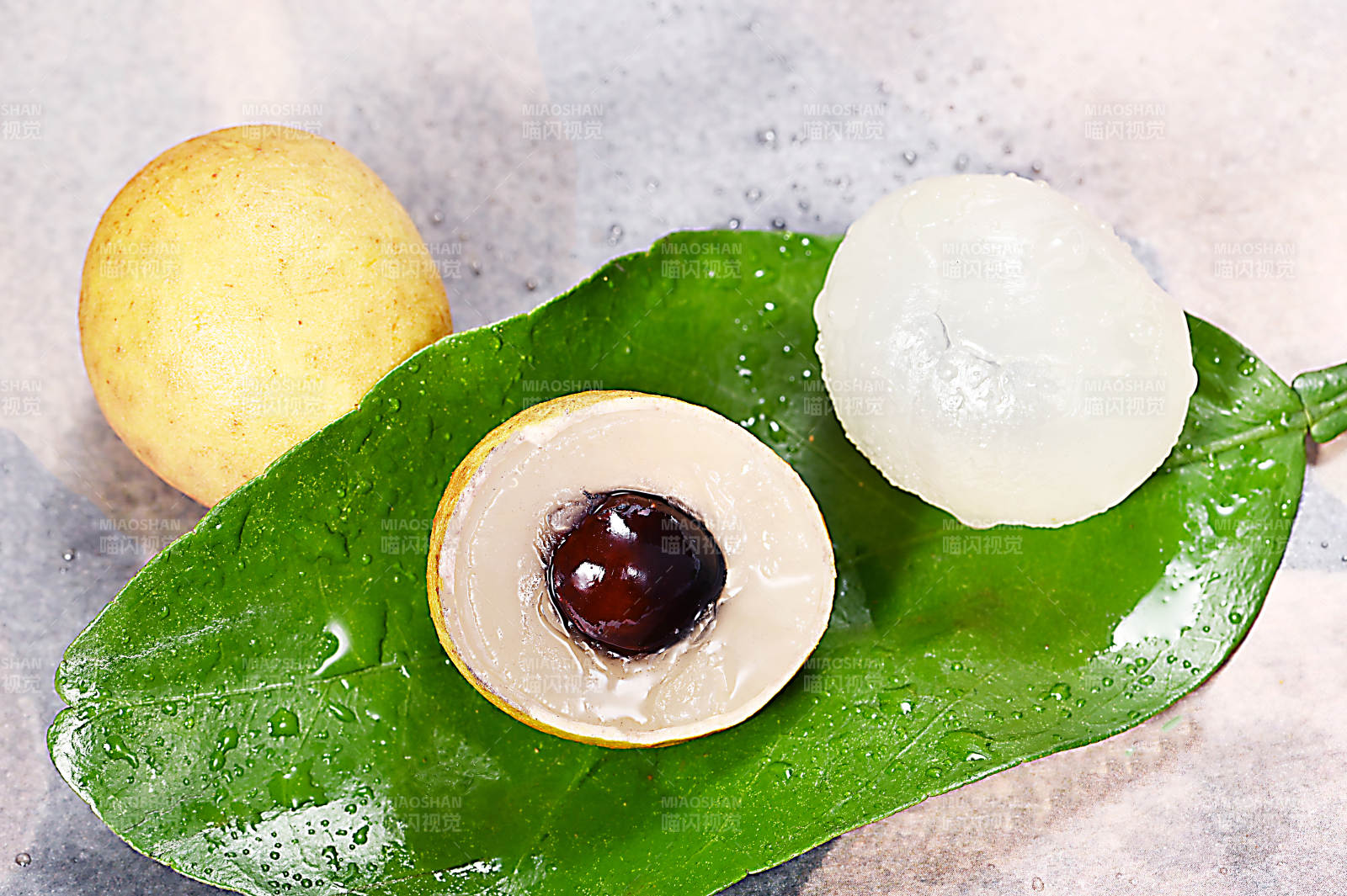 甘甜多汁营养丰富的亚热带水果龙眼切开图片