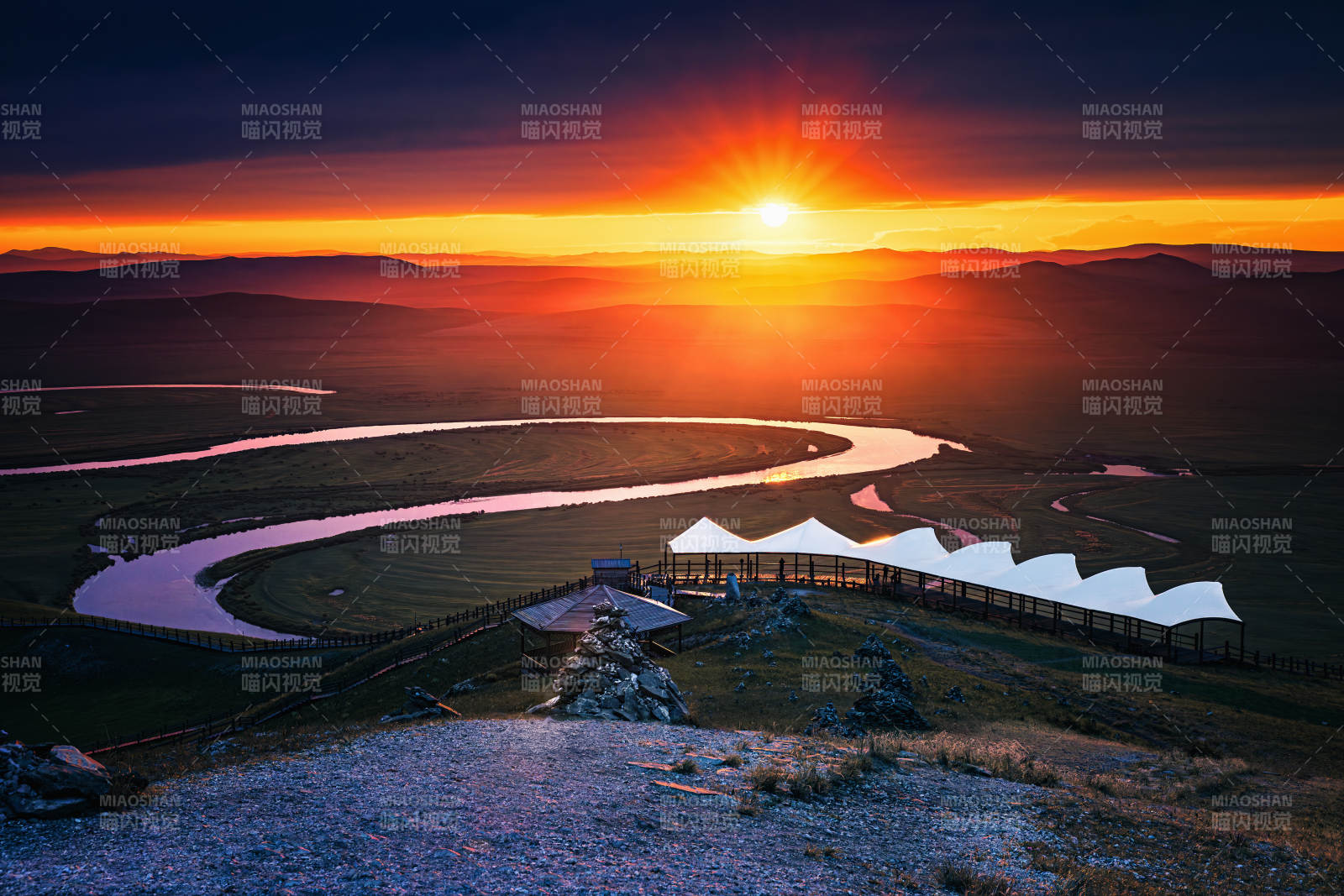 草原日落美景  乌兰山图片