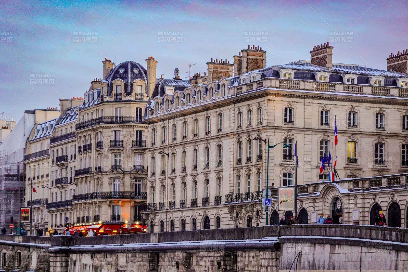 法国巴黎塞纳河畔街景 古典建筑图片