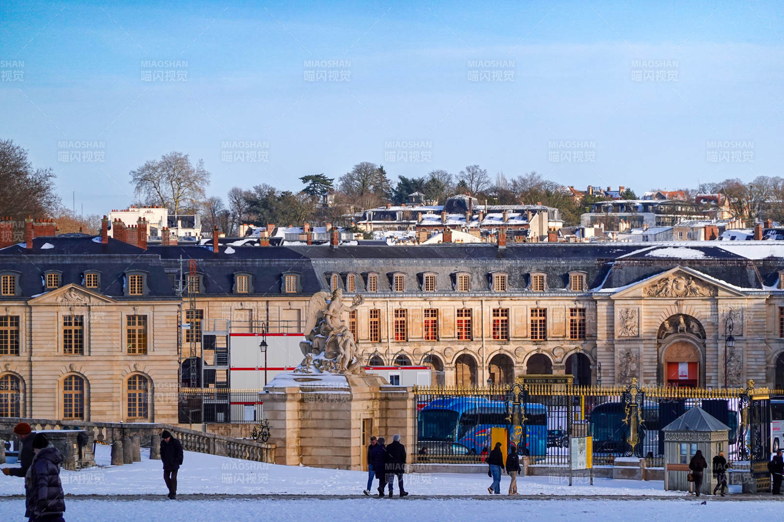 法国巴黎凡尔赛宫雪后宫殿广场图片