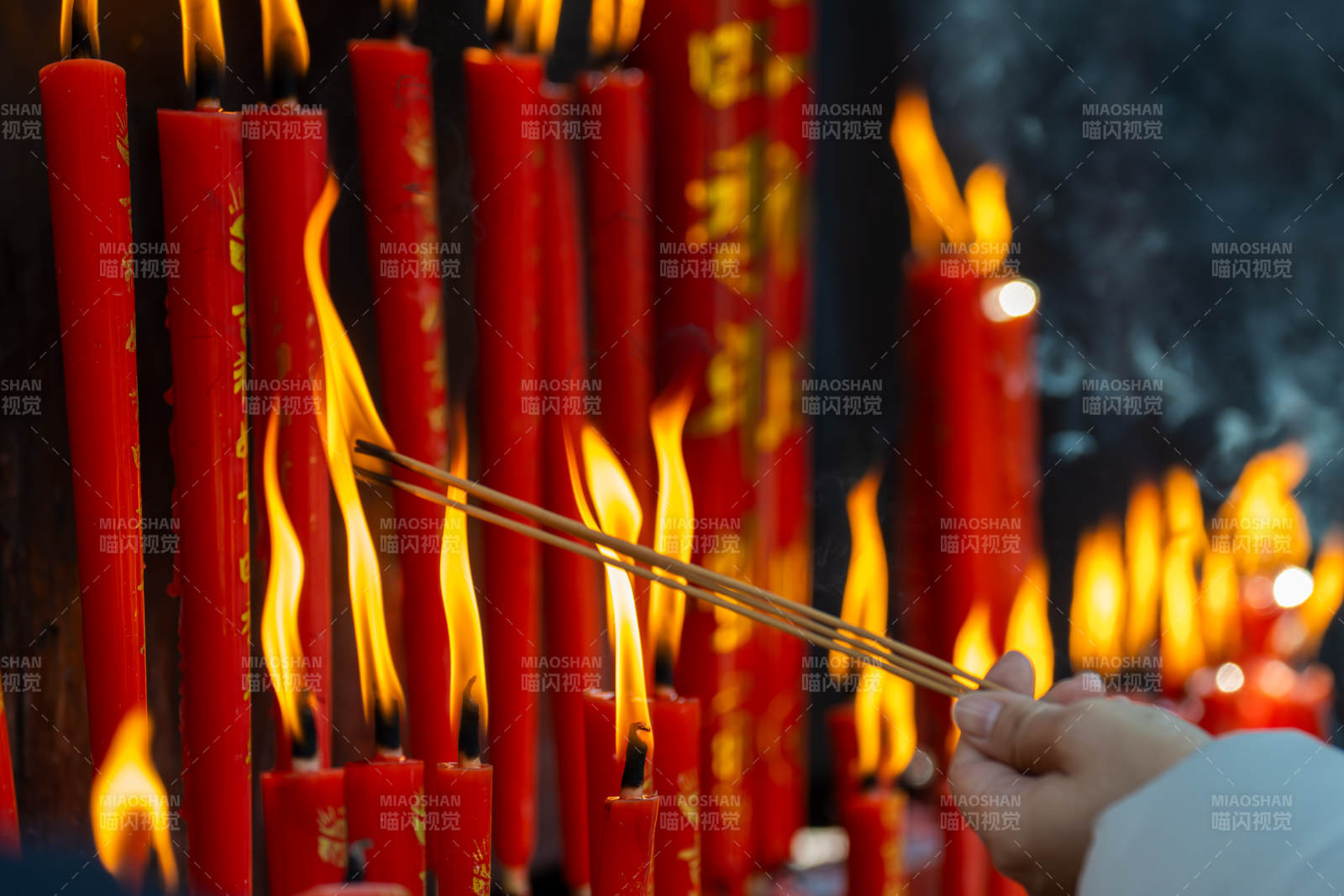 香火缭绕祈福图片