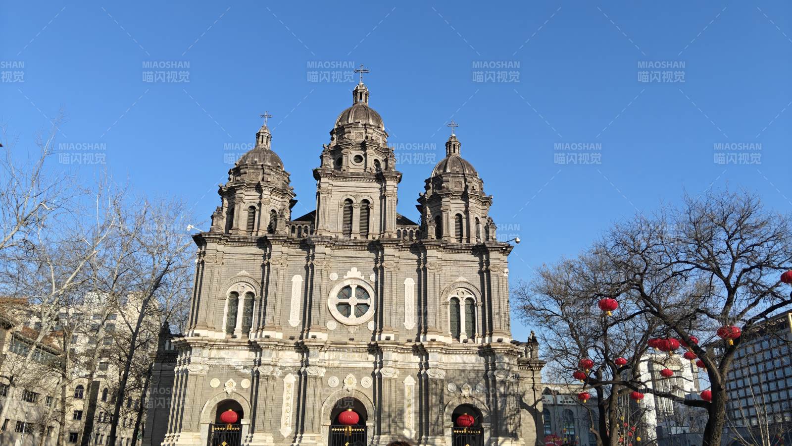 宏伟教堂蓝天映衬，王府井步行街图片