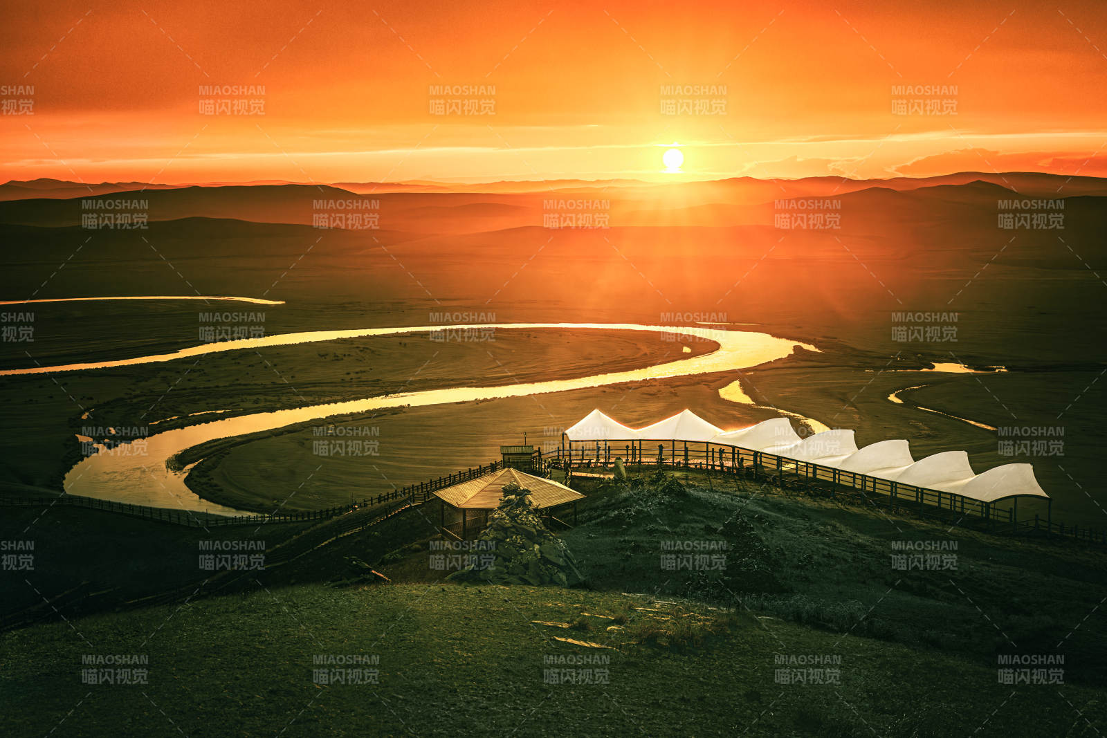 夕阳下的草原驿站  乌兰山图片