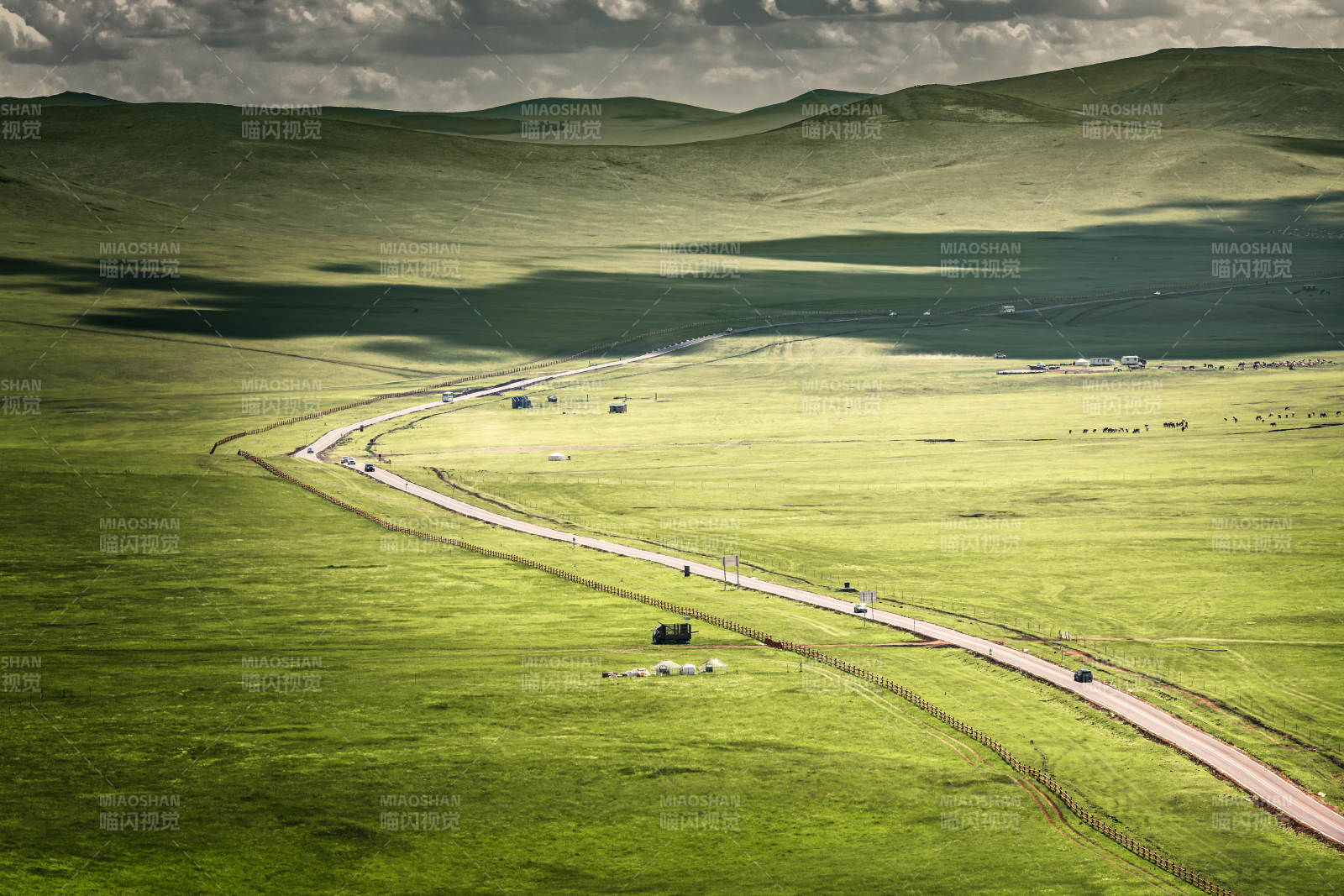草原公路蜿蜒前行   莫日格勒河图片
