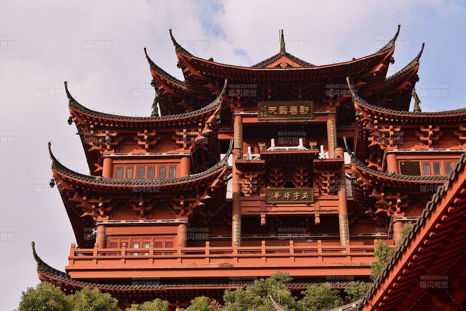 杭州吴山城隍庙古塔飞檐映蓝天图片