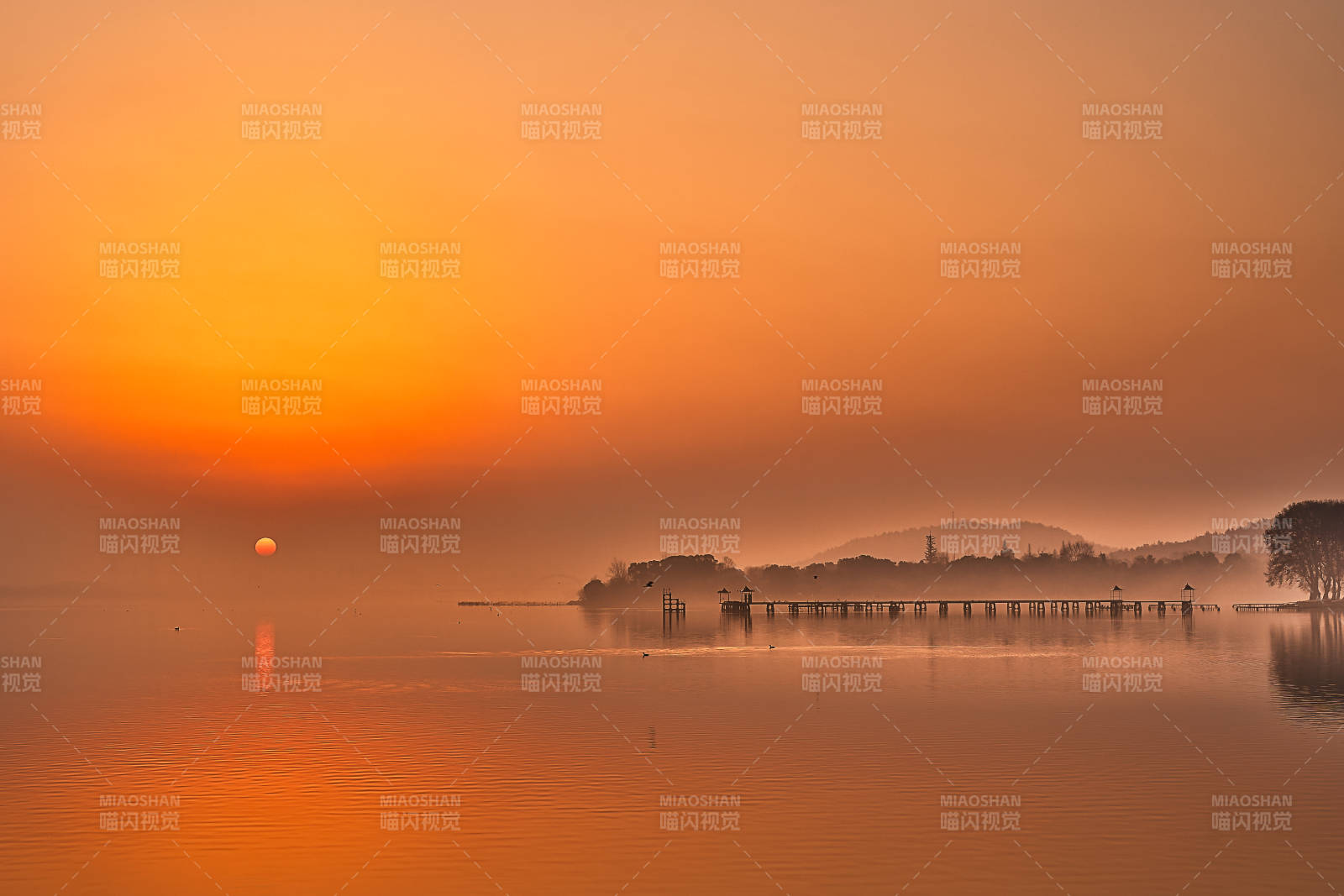 武汉东湖晨雾湖光日出图片