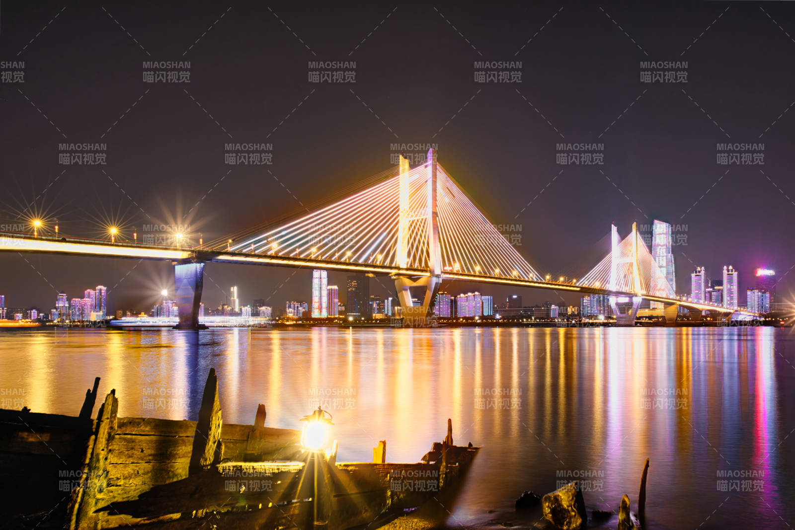 武汉二七长江大桥夜桥辉映水光图片