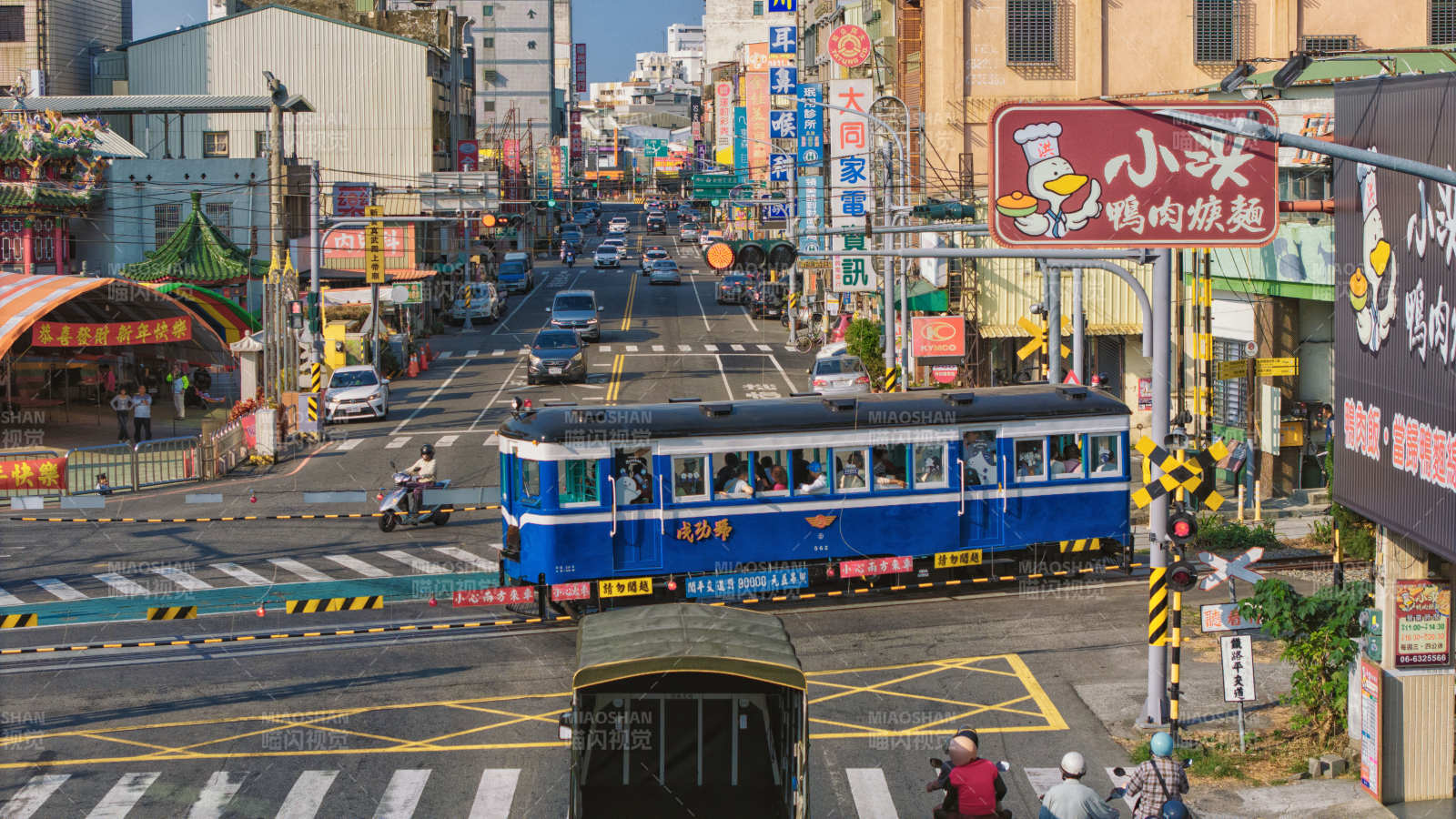 蓝电车穿行老街图片