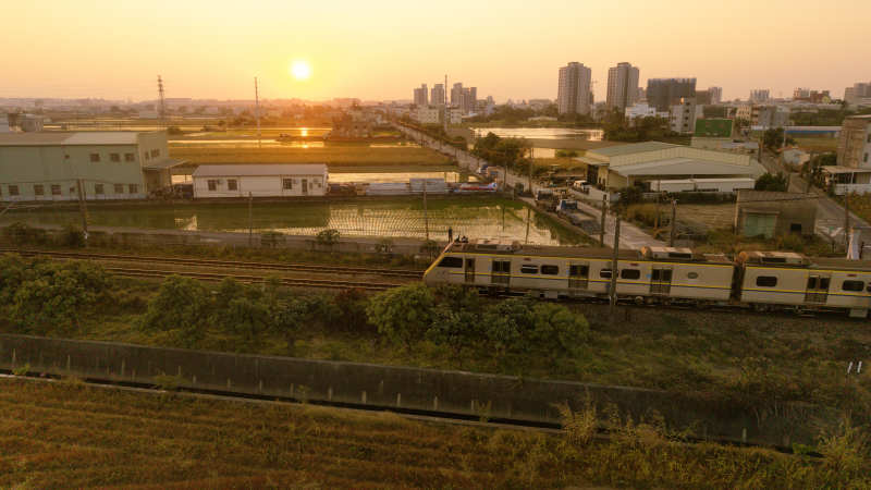 夕阳下的城市列车图片