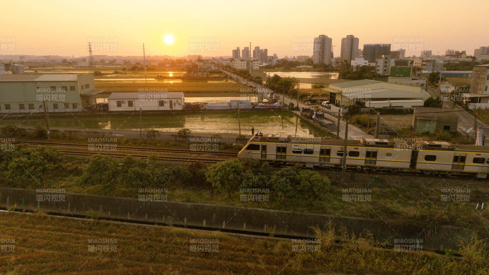 夕阳下的城市列车图片