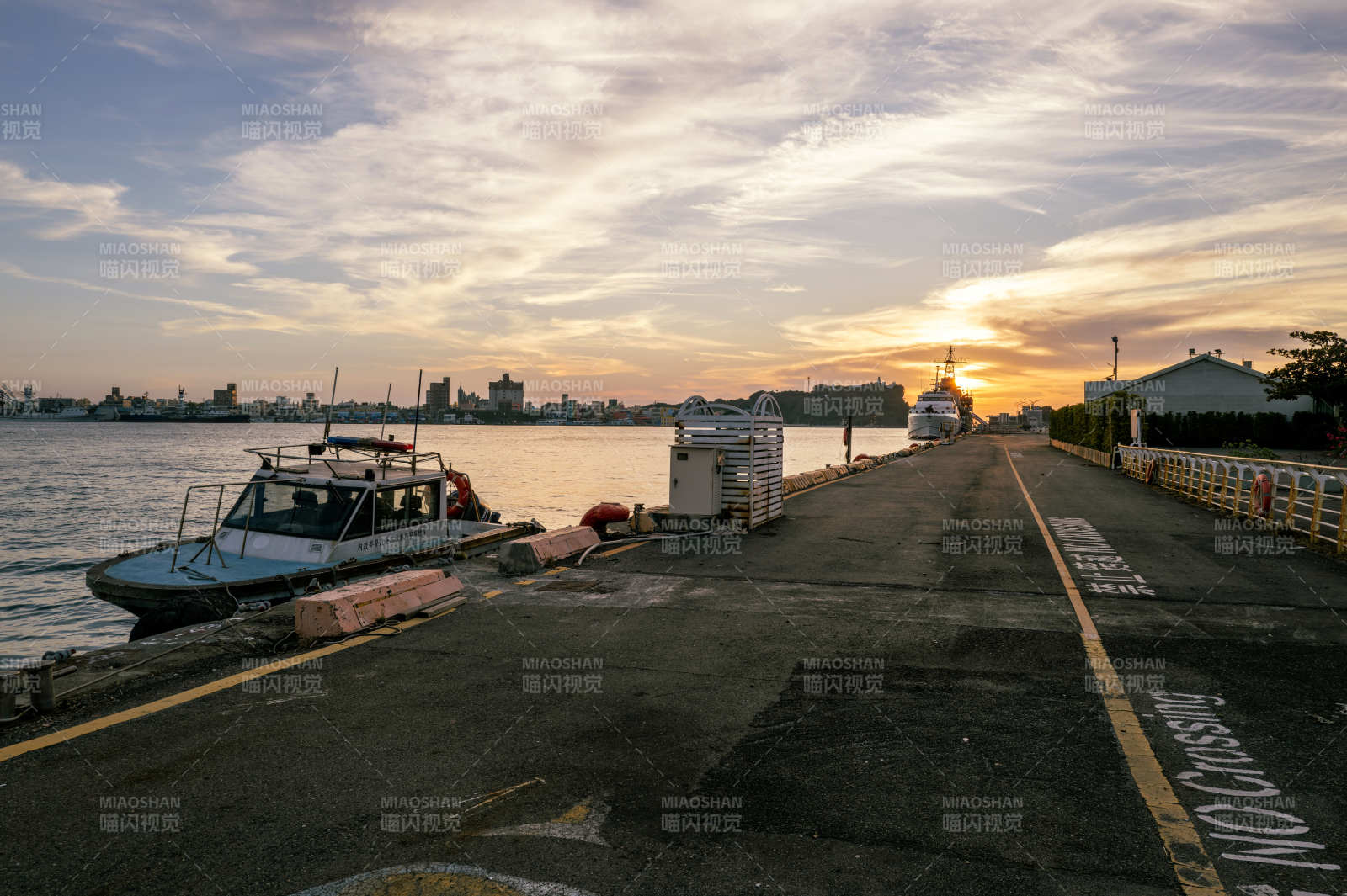 黄昏码头静谧景图片