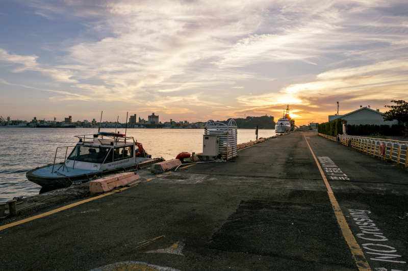 黄昏码头静谧景图片