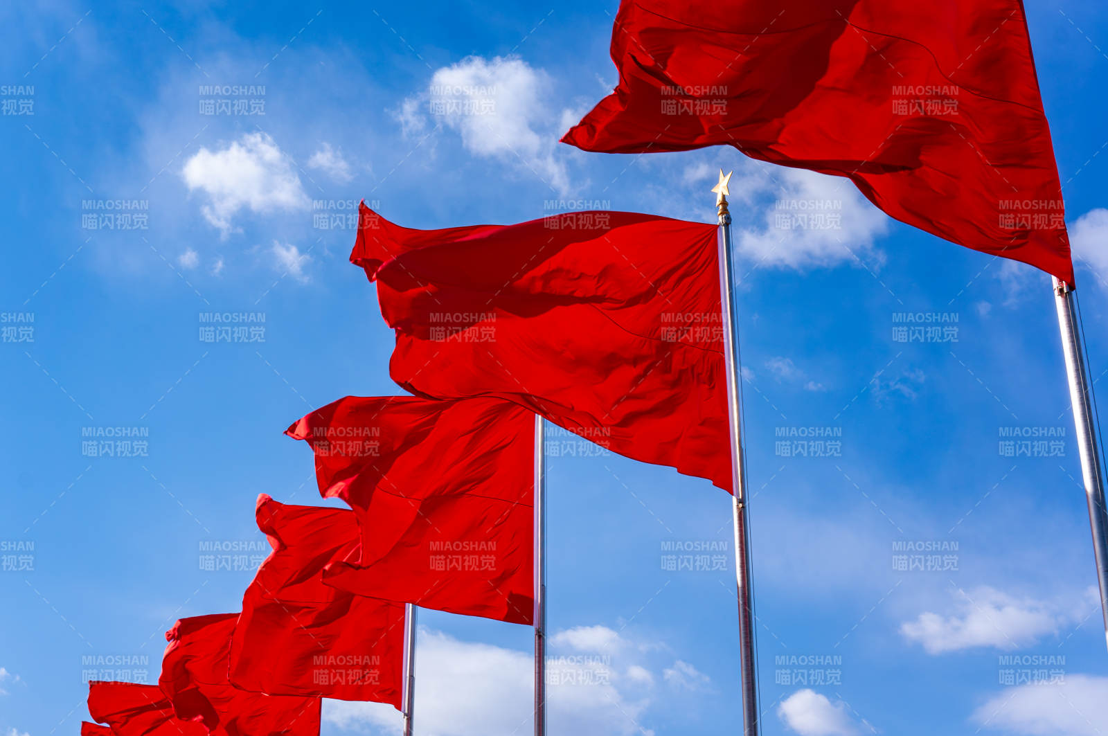 红旗迎风飘扬图片