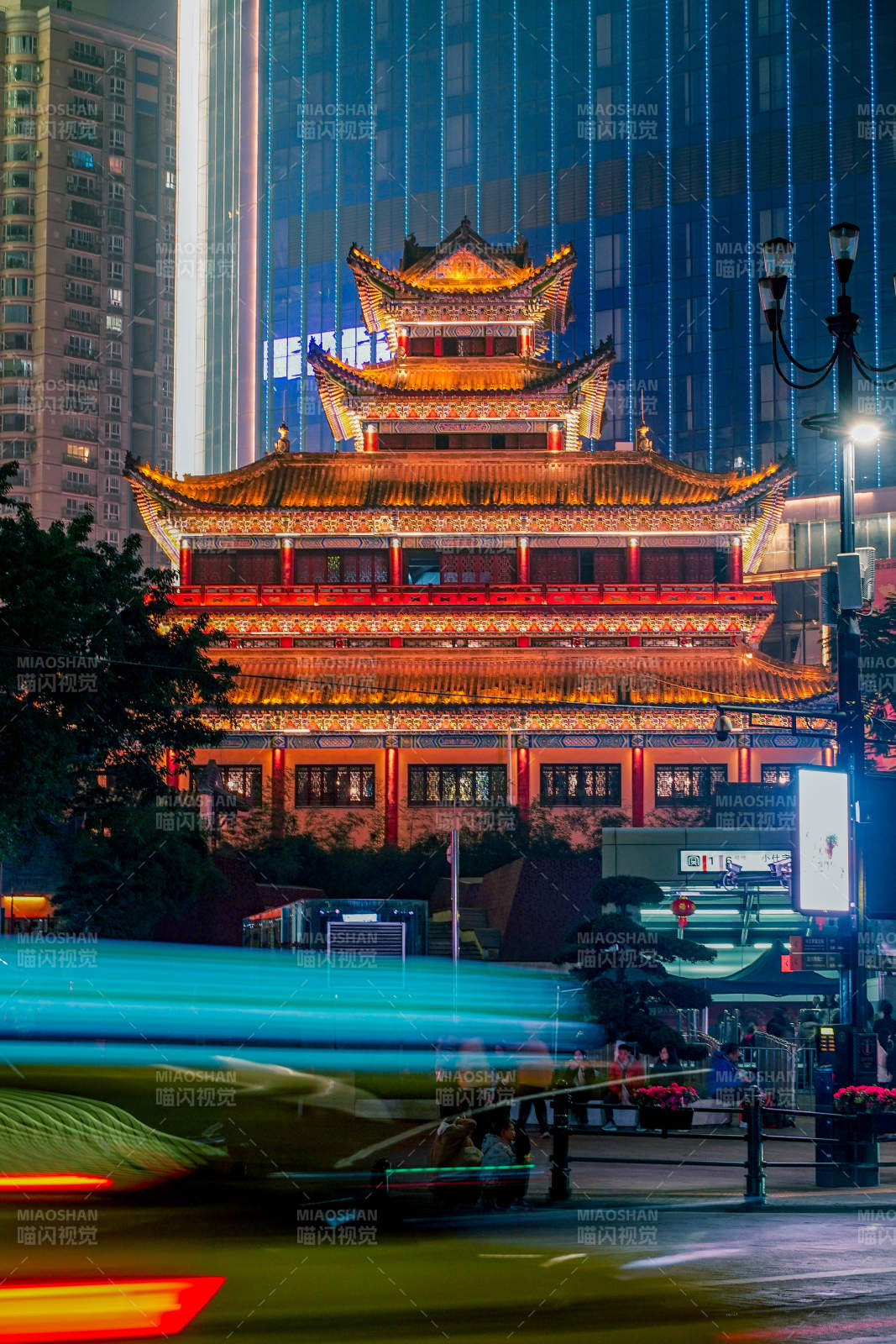 重庆夜色中的罗汉寺图片