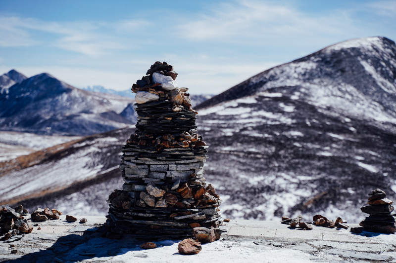 西藏米拉山口雪山石堆图片
