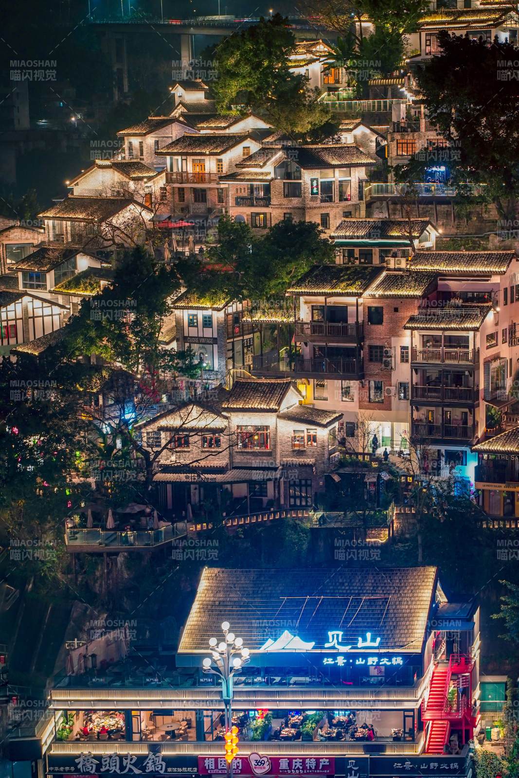 重庆夜幕下的山城-下浩里图片