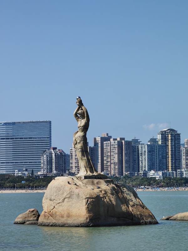 海中女神雕像图片