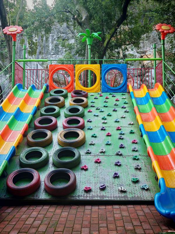 公园里色彩缤纷的儿童乐园图片