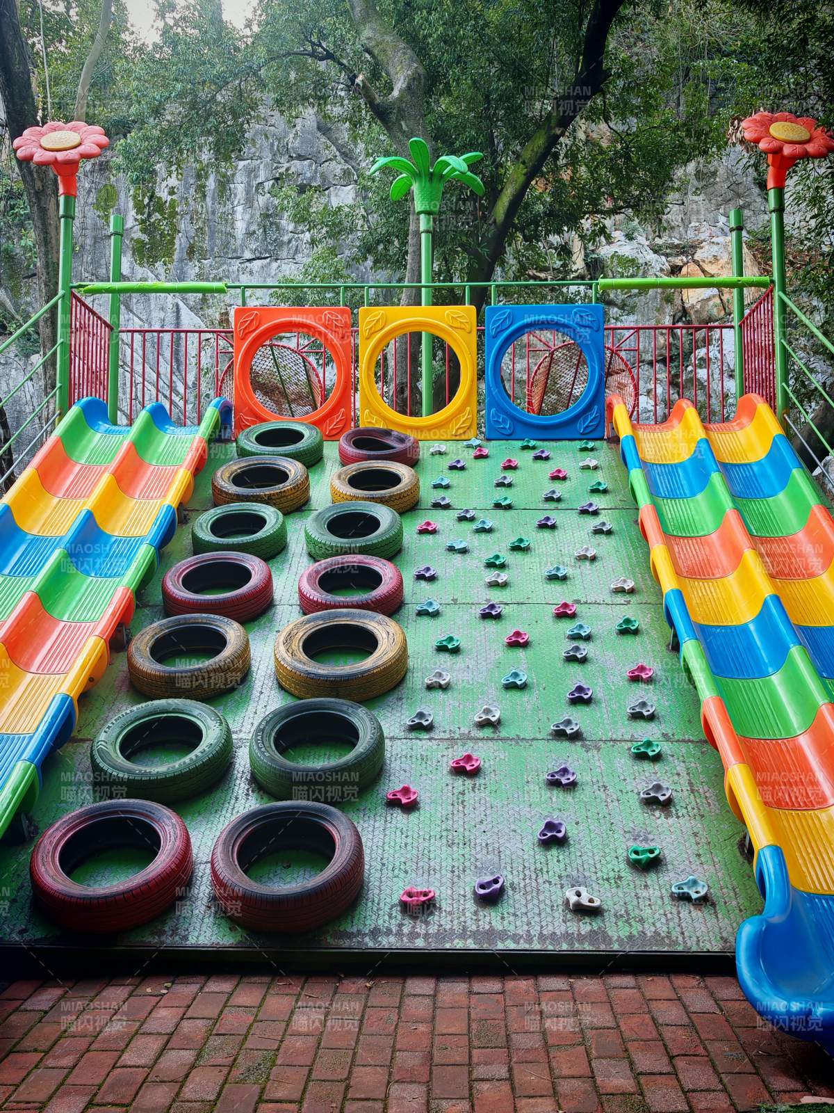 公园里色彩缤纷的儿童乐园图片