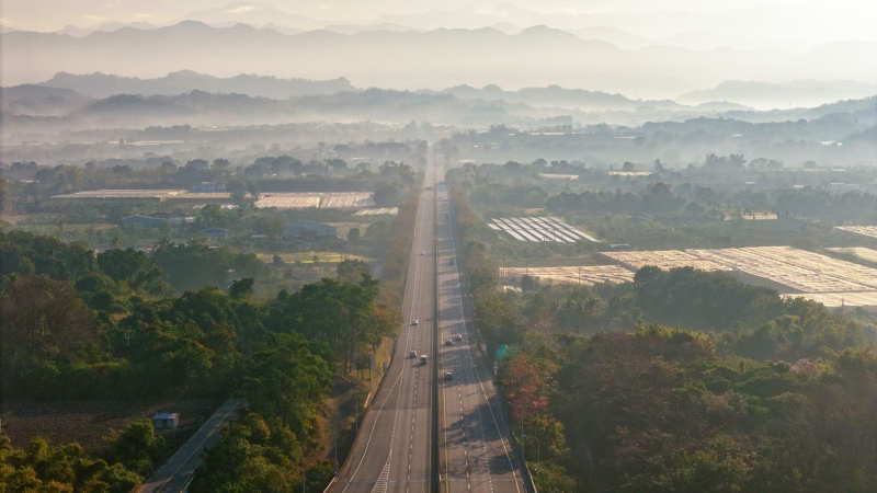 晨雾中的公路远景图片